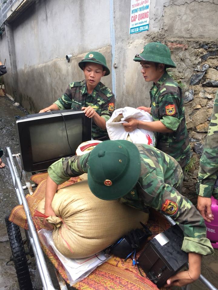 Hàng trăm CBCS giúp dân khắc phục hậu quả mưa lũ sau cơn bão số 4