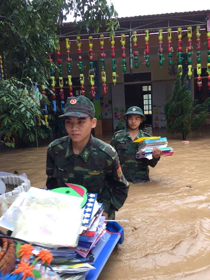 Hàng trăm CBCS giúp dân khắc phục hậu quả mưa lũ sau cơn bão số 4