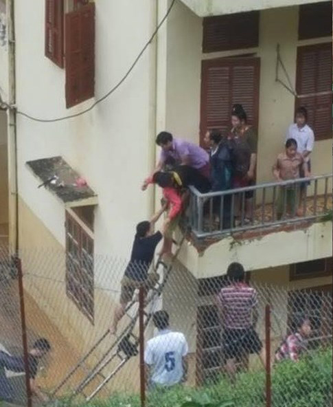 Thót tim clip thầy trò chạy lũ tại Sơn La 