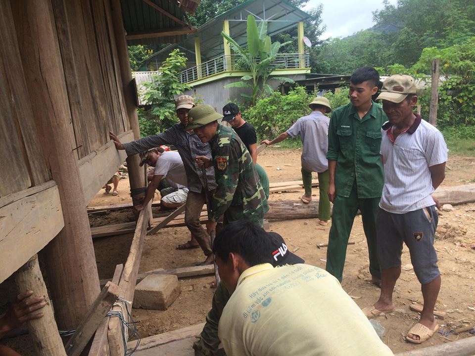 Di dời các nhà dân bị sạt lở sau mưa lũ đến nơi an toàn