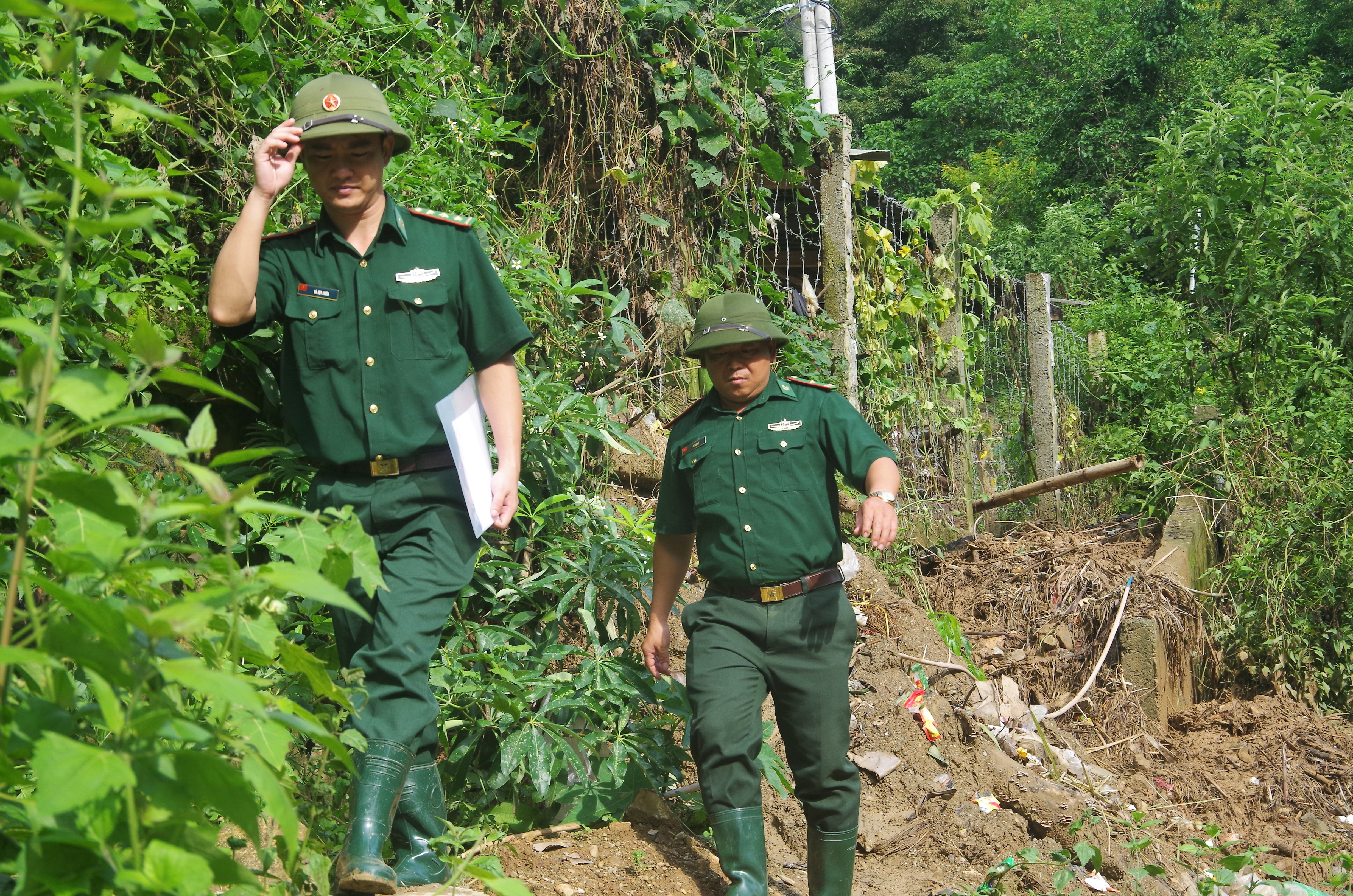 BĐBP Nghệ An tặng hàng trăm suất quà cho đồng bào 2 xã biên giới bị cô lập do mưa lũ