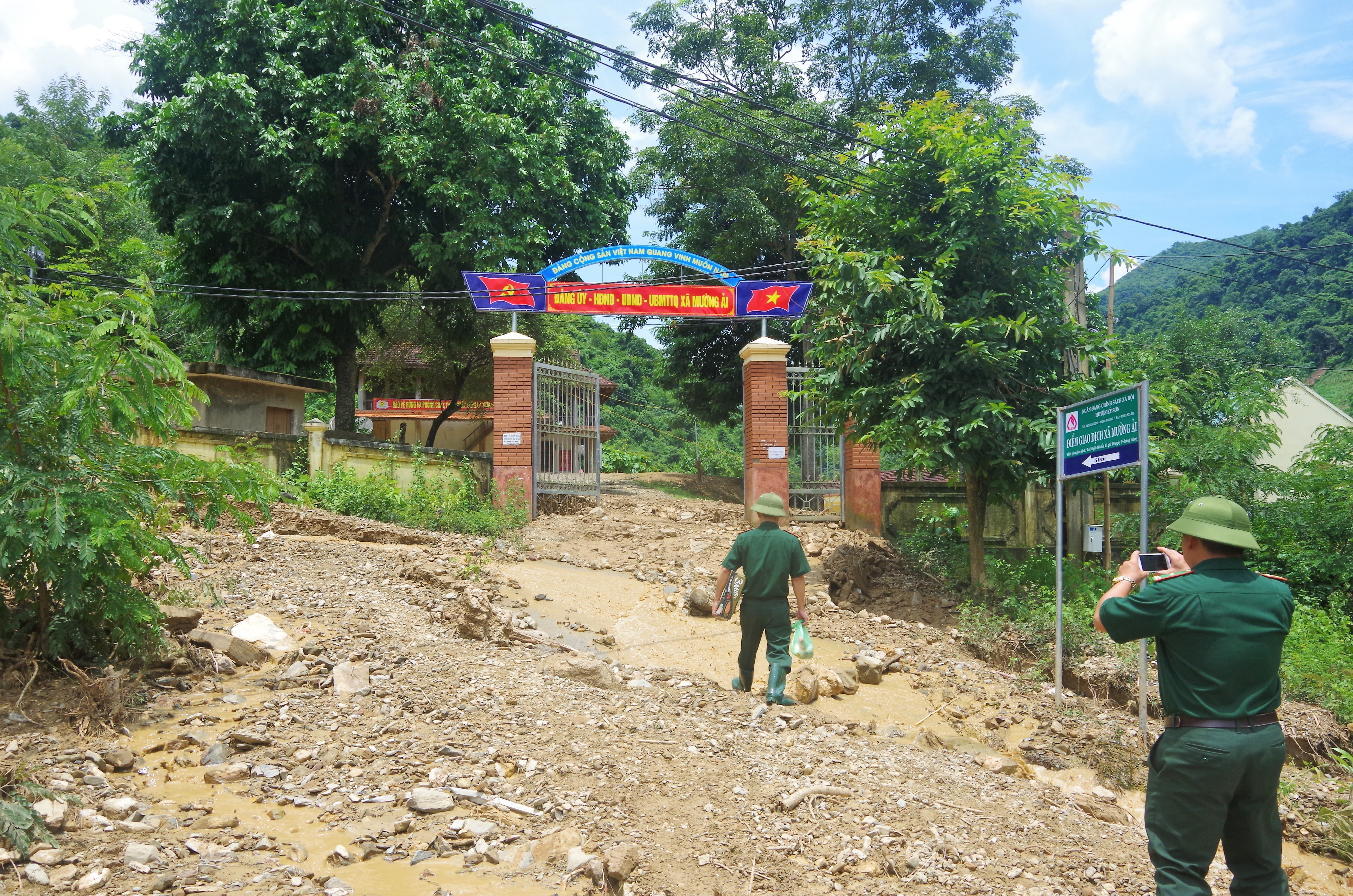 BĐBP Nghệ An tặng hàng trăm suất quà cho đồng bào 2 xã biên giới bị cô lập do mưa lũ