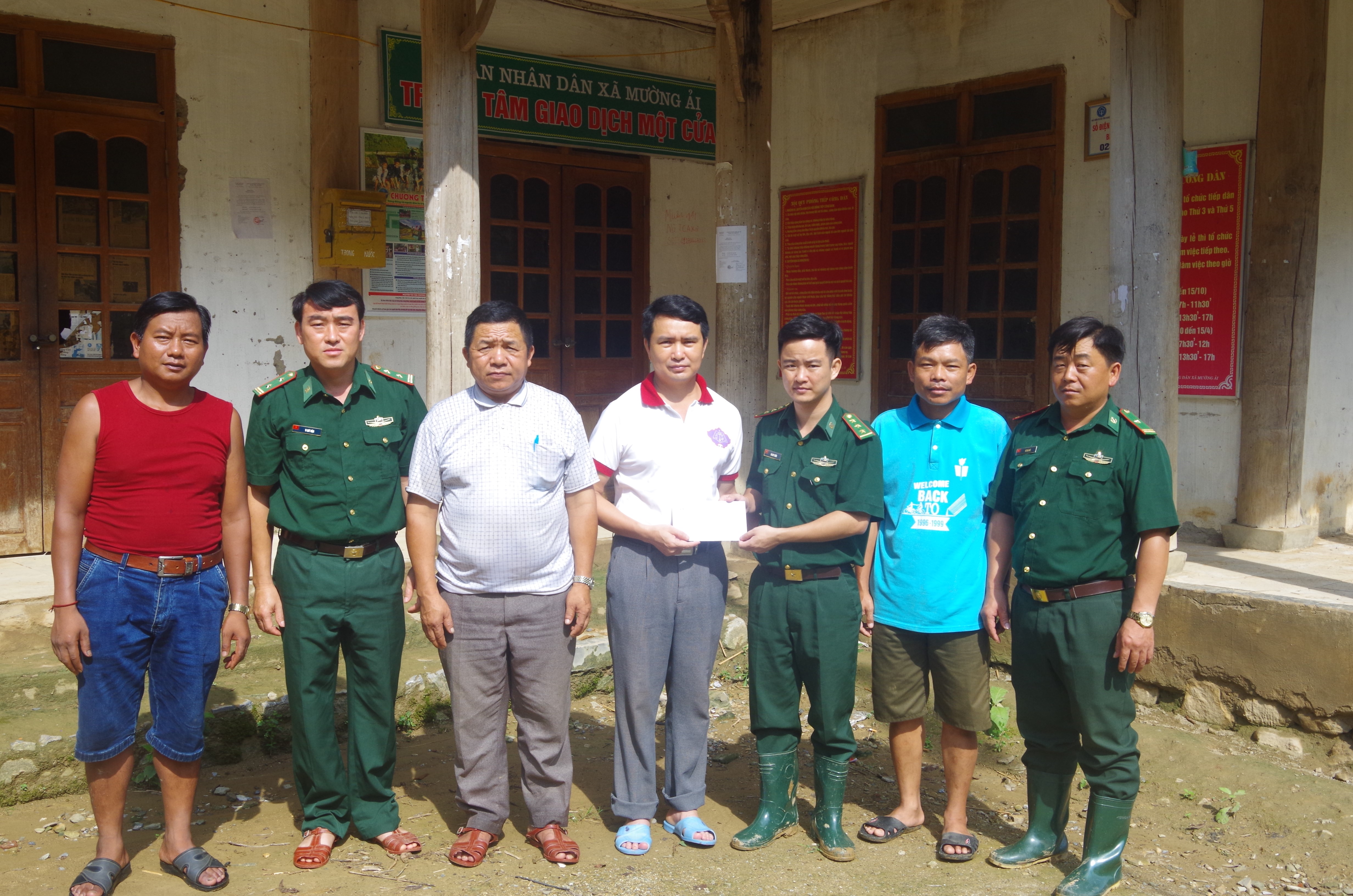 BĐBP Nghệ An tặng hàng trăm suất quà cho đồng bào 2 xã biên giới bị cô lập do mưa lũ