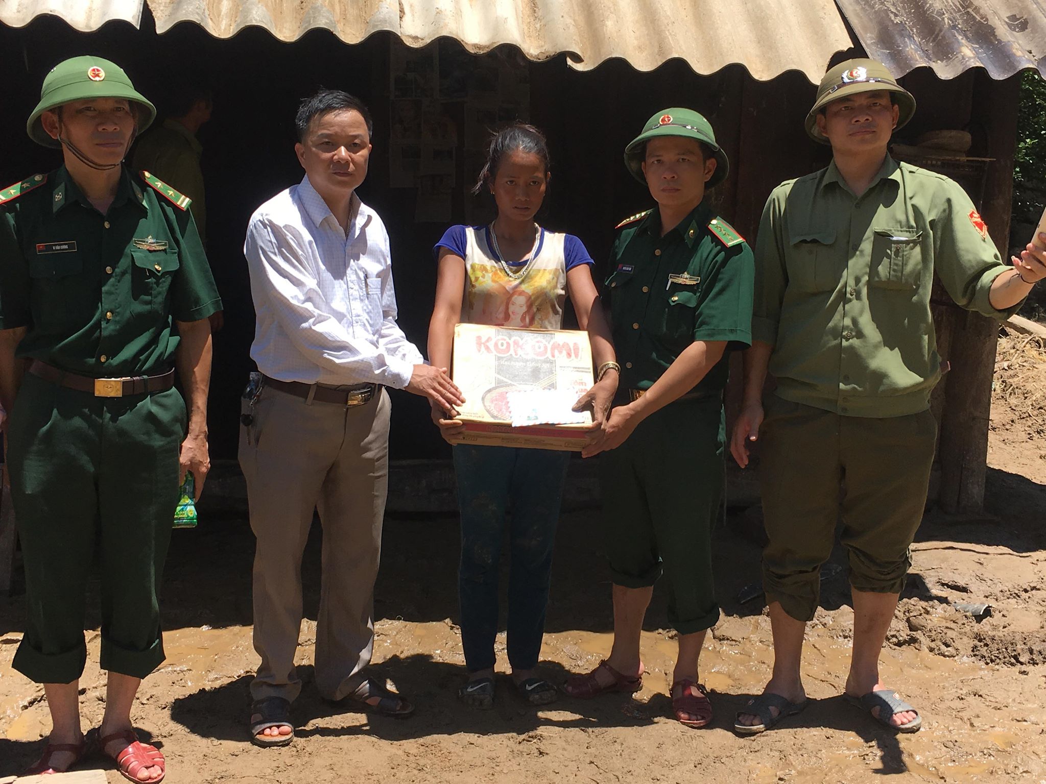 Biên phòng Nghệ An: Thăm hỏi hỗ trợ nhân dân vùng lũ