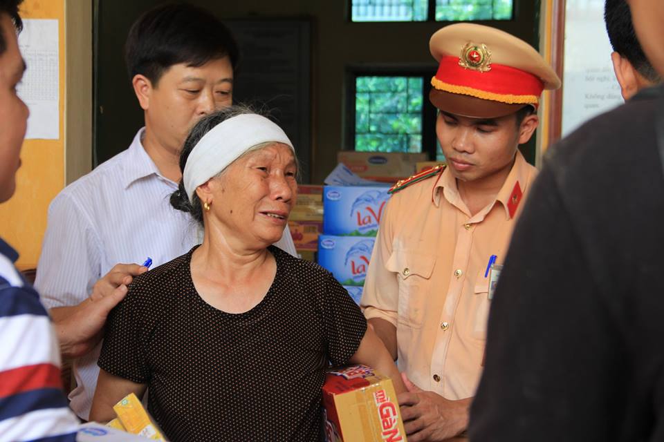 Hơn 200 suất quà đến với bà con vùng lũ Chương Mỹ