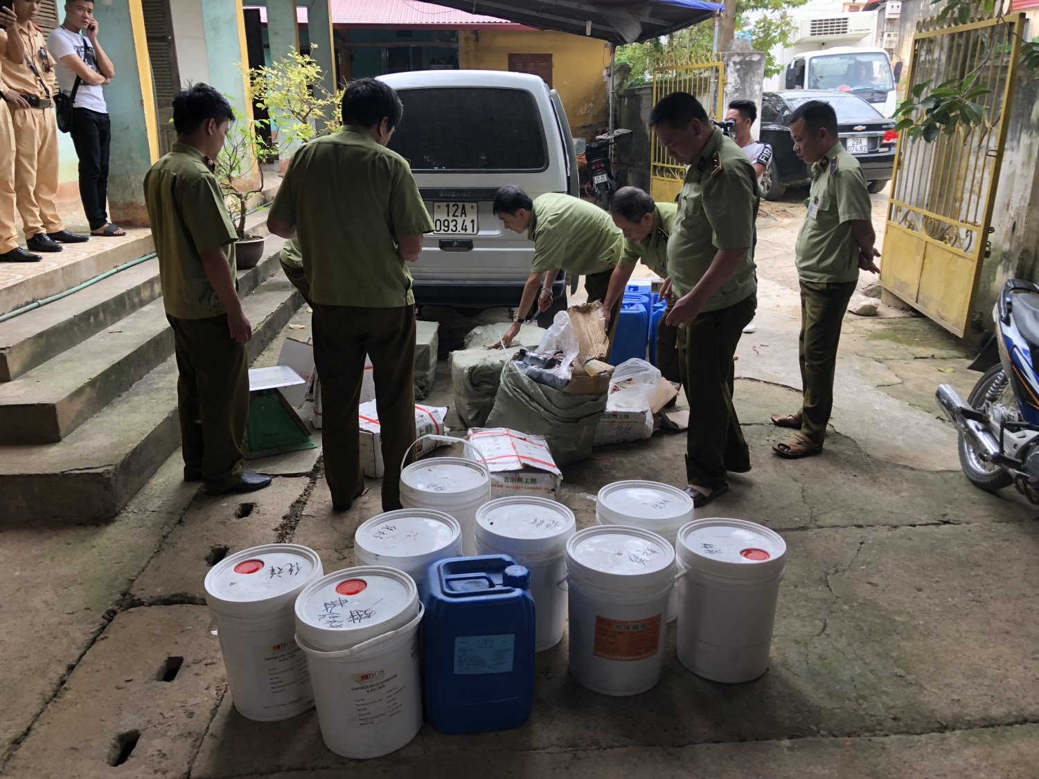 Lạng Sơn Phát hiện xe ô tô vận chuyển hàng nhập lậu 