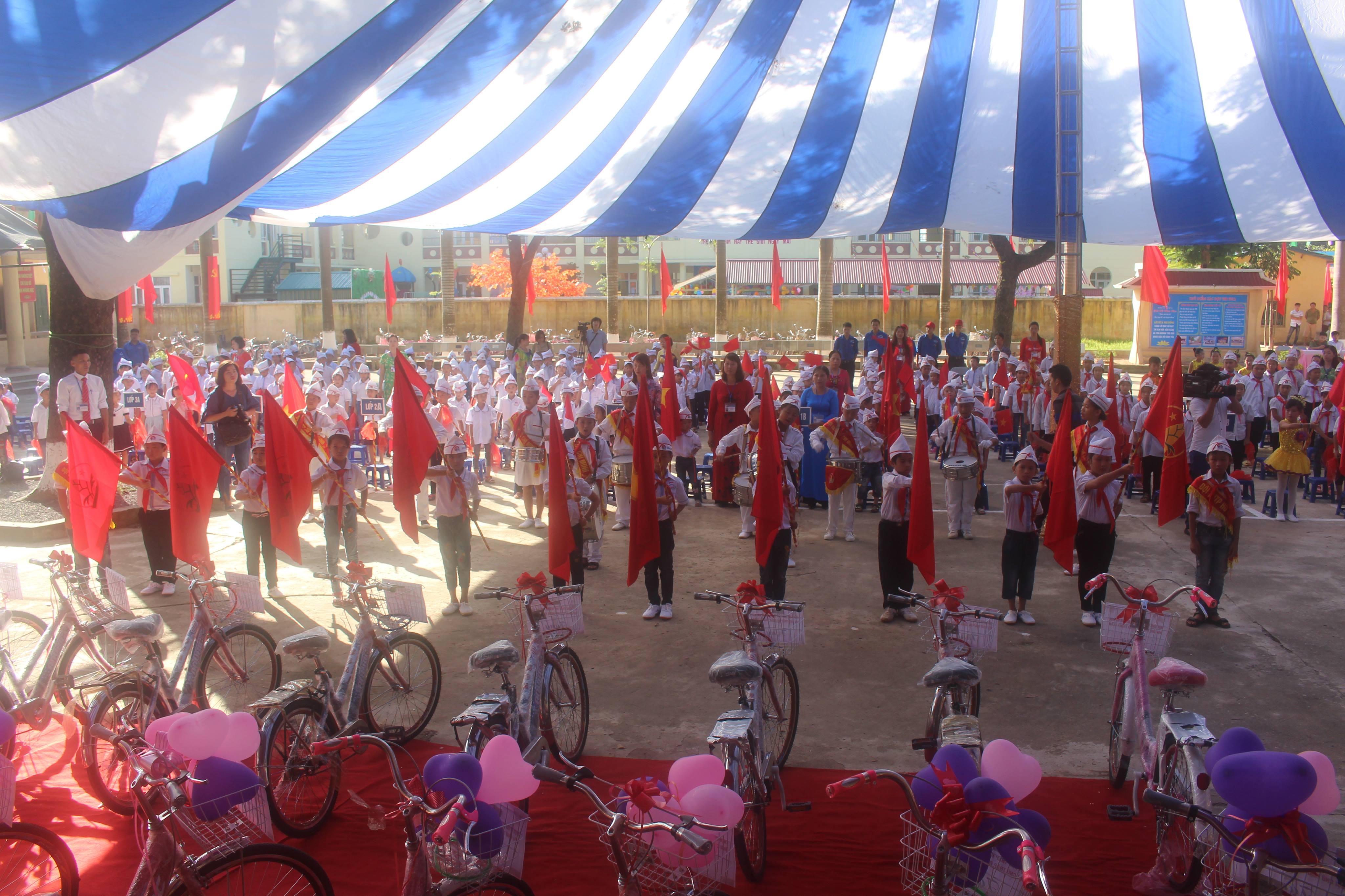 Học sinh vùng gánh lũ