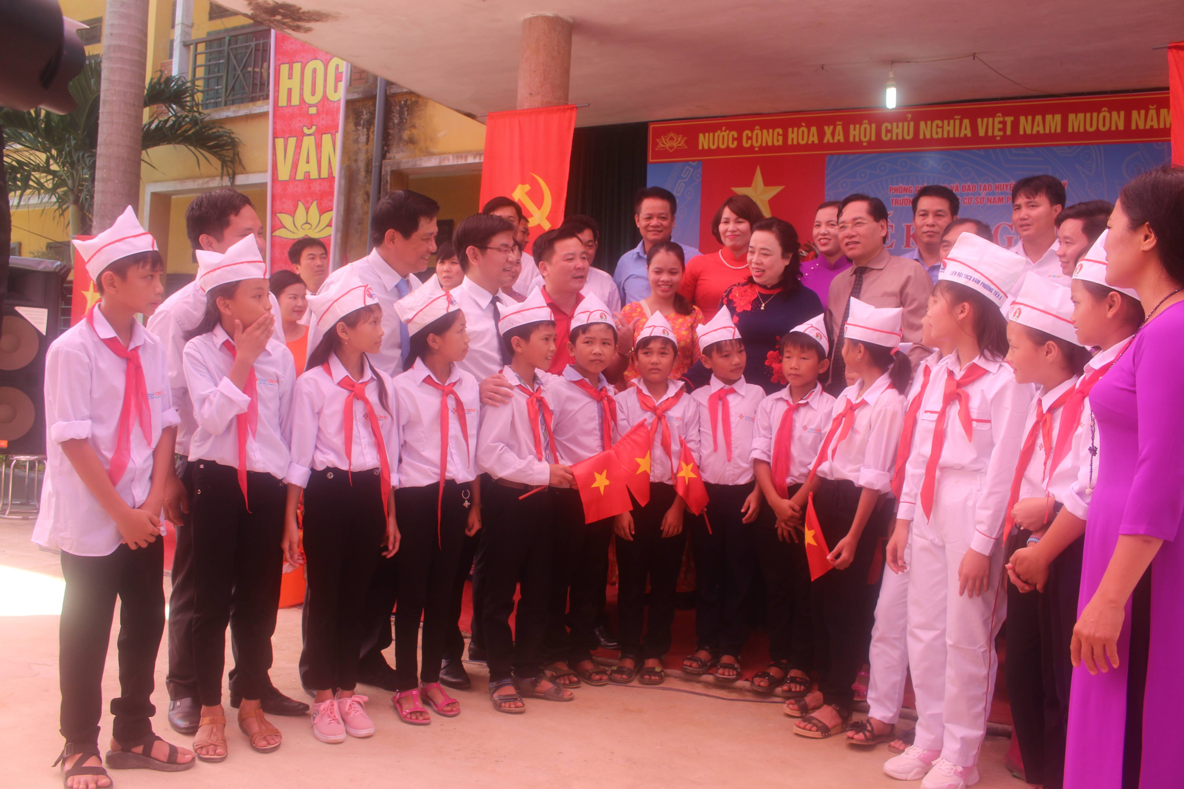 Học sinh vùng gánh lũ