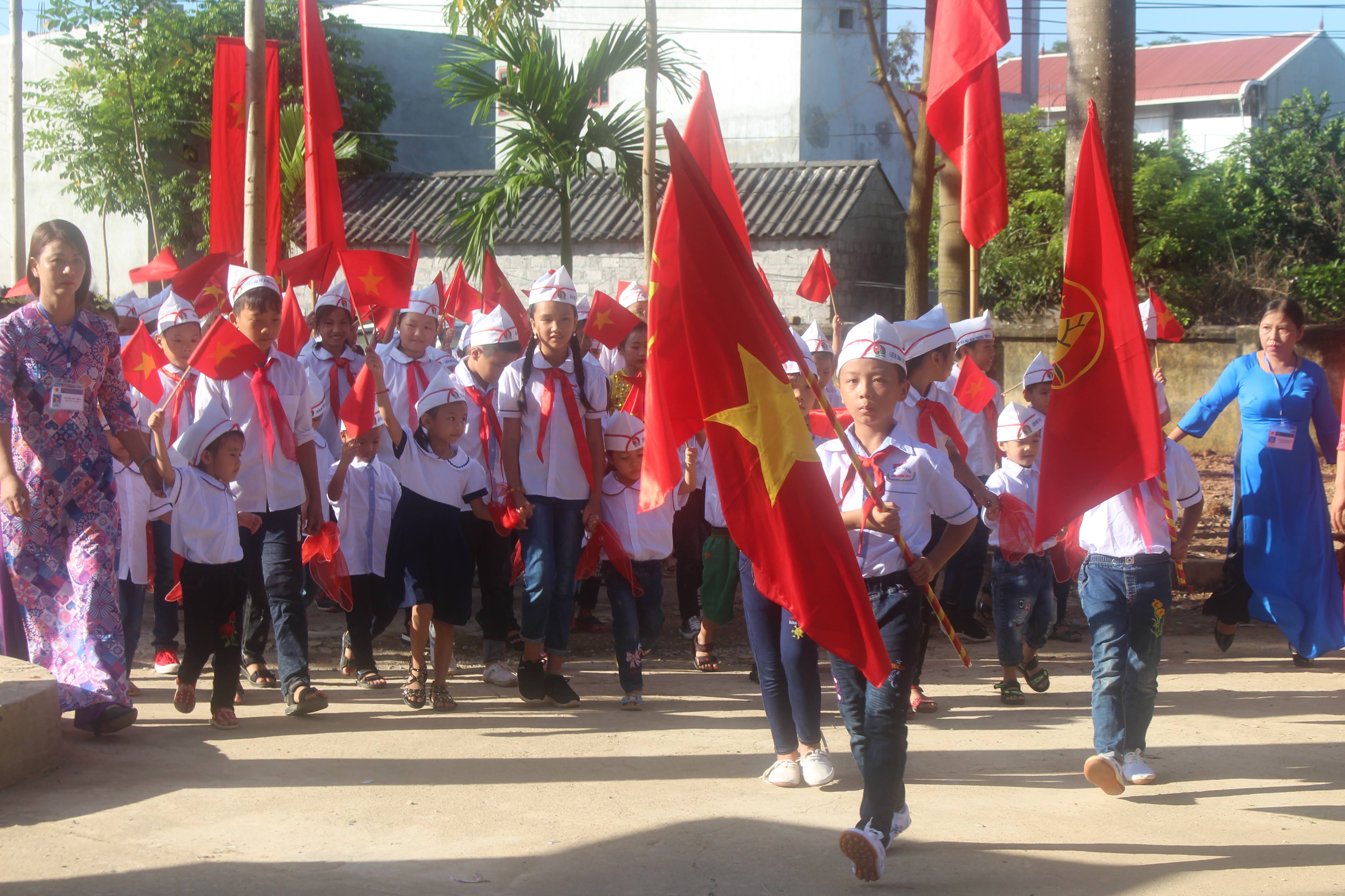 Học sinh vùng gánh lũ