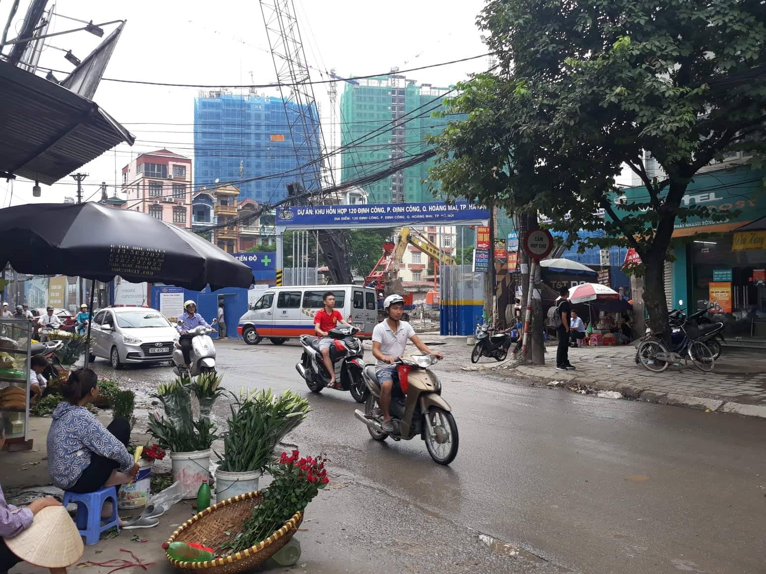 Hà Nội: Phố nhỏ ngõ hẹp gồng mình để gánh chung cư 