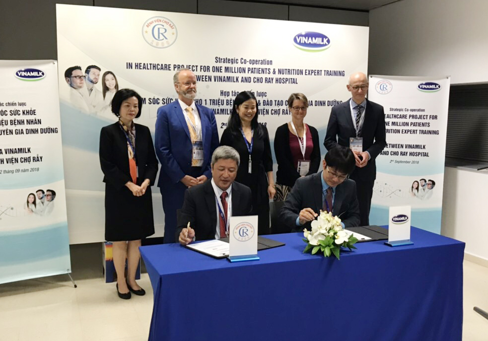 Đại diện lãnh đạo Bệnh viện Chợ Rẫy và Vinamilk ký kết hợp tác chiến lược giai đoạn 2019-2021. 