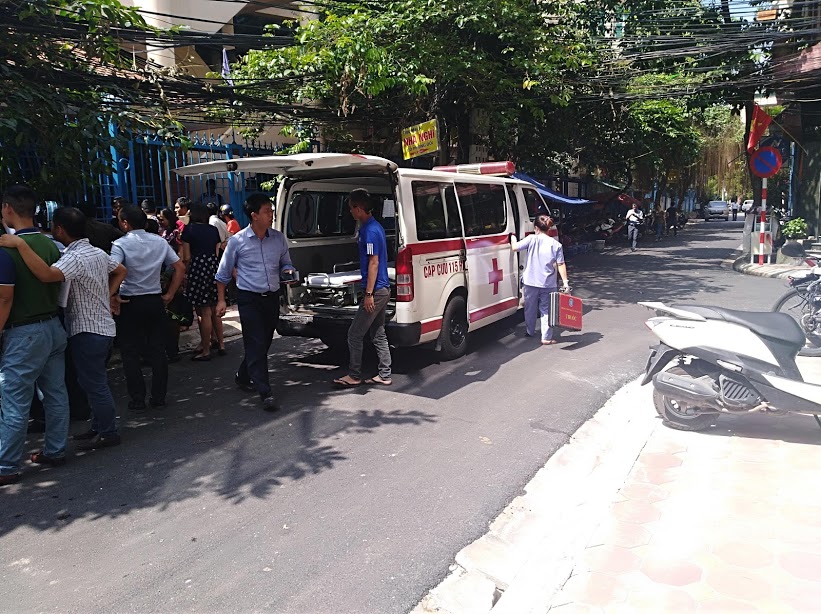 Ô tô gắn mác vinaphone mất lái đâm đổ tường