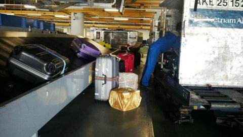 Sân bay Nội Bài: Buôn lậu phức tạp, nguy cơ khó lường 