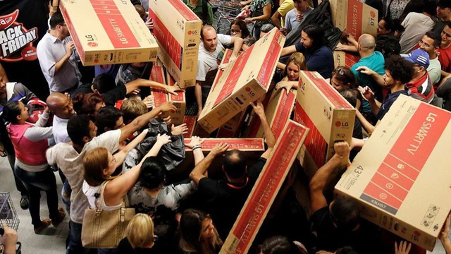 Bán lẻ truyền thống “đại chiến” thương mại điện tử trong ngày Black Friday 