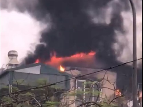 Cứu 9 người thoát khỏi đám cháy lớn tại phố Lạc Trung 