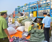 Cần quyết liệt trong chống buôn lậu gian lận <a style='color:#222' onclick='ga('send', 'event', 'trendings desktop', 'click','thương mại',1.00, {'nonInteraction': 1});' href='/thuong-truong/thuong-mai.html'>thương mại</a>