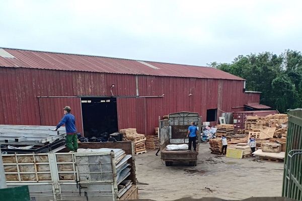 Huyện Gia Lâm - Hà Nội Kho chứa chất thải nguy hại đang ngày đêm “bức tử” khu dân cư 