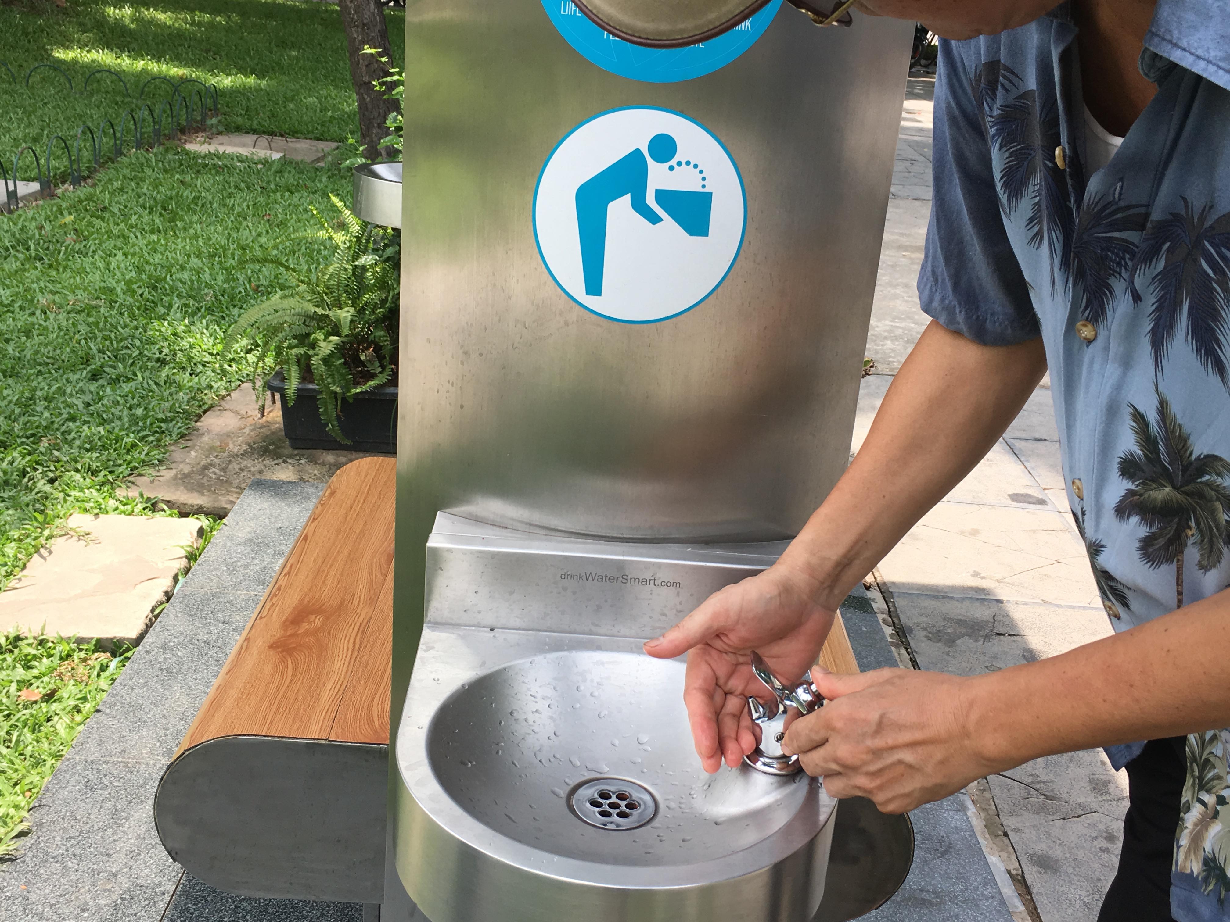 Hà Nội: Người dân hào hứng với máy lọc nước thông minh miễn phí