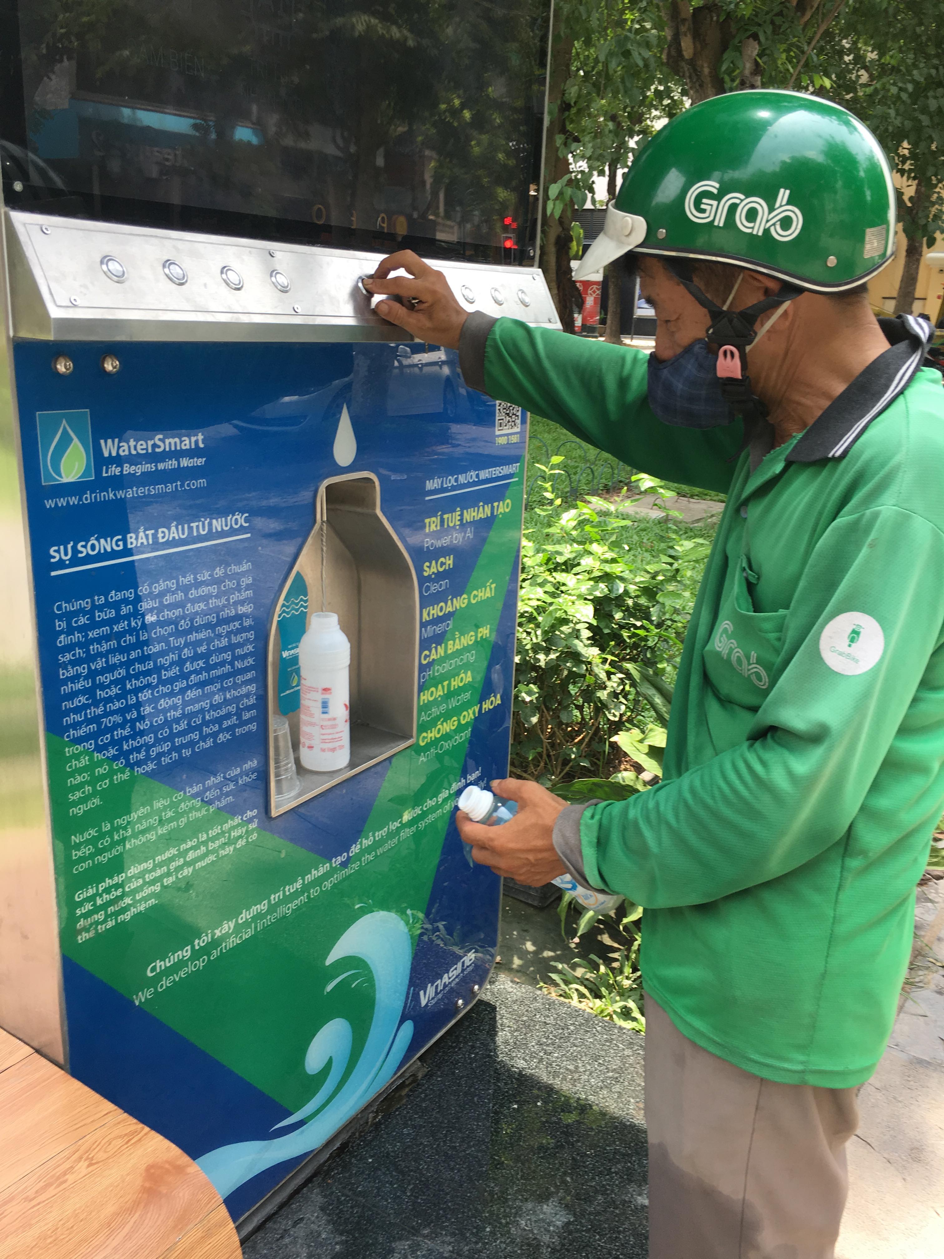 Hà Nội: Người dân hào hứng với máy lọc nước thông minh miễn phí