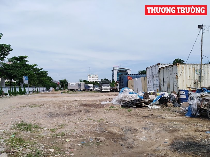 “Mục kích” bãi xe không phép tại cụm công nghiệp vừa và nhỏ Từ Liêm