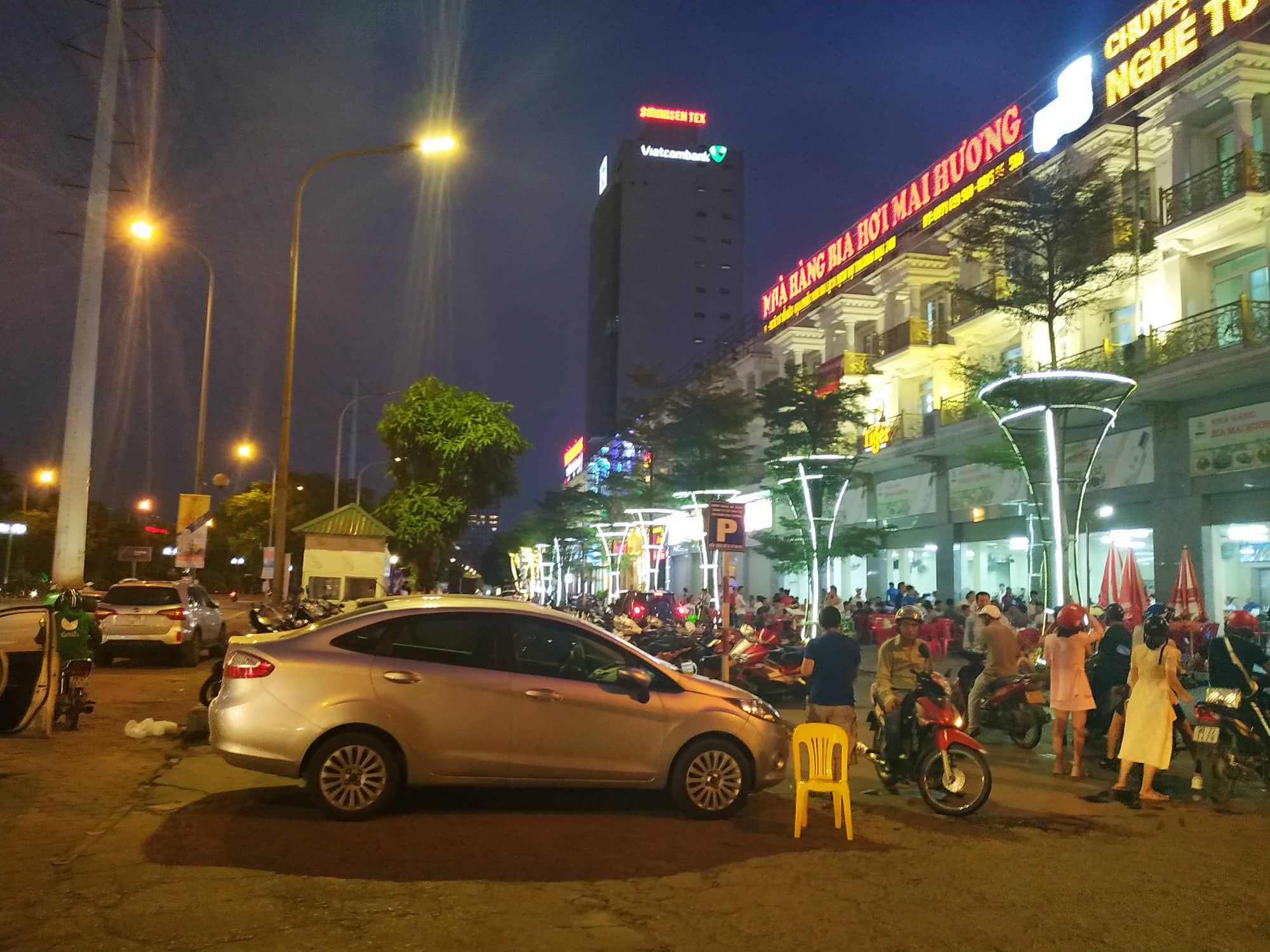 KHÔNG GIAN NHÀ HÀNG MAI HƯƠNG VẠN PHÚC RỘNG RÃI THOÁNG ĐÃNG