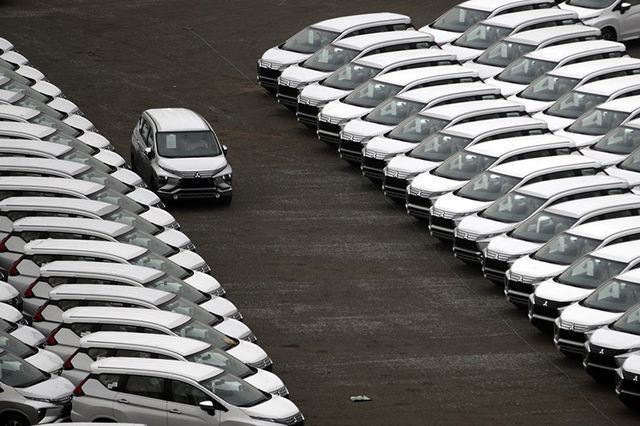 Hàng ngoại về ồ ạt nội địa dư thừa lắp ráp ô tô giảm giá tận cùng 