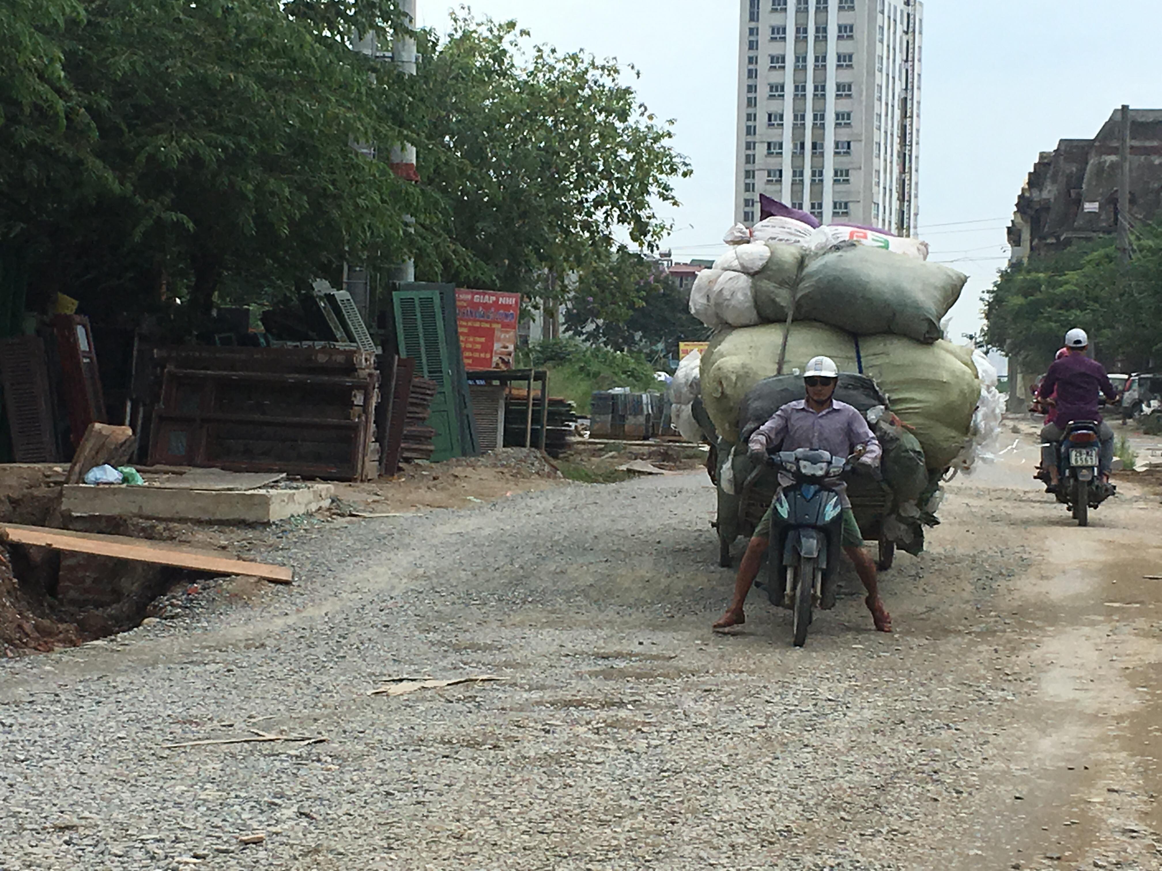 Hà Nội Xe chở hàng cồng kềnh tiềm ẩn nguy cơ TNGT  