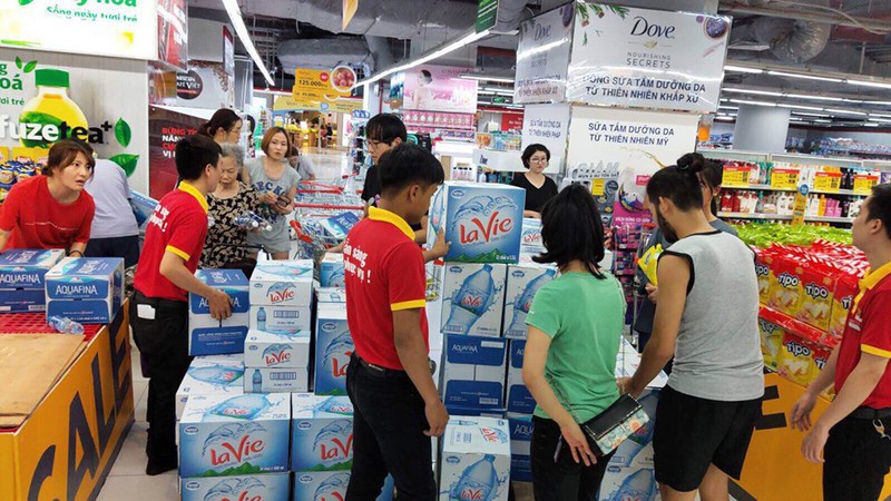 Ngăn chặn việc tăng giá bất hợp lý mặt hàng nước đóng chai, đóng bình