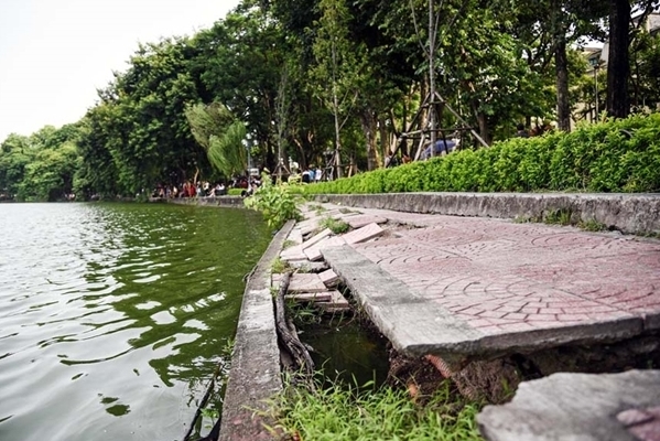 Hà Nội Dùng bê tông lớn kè hồ Hoàn Kiếm 