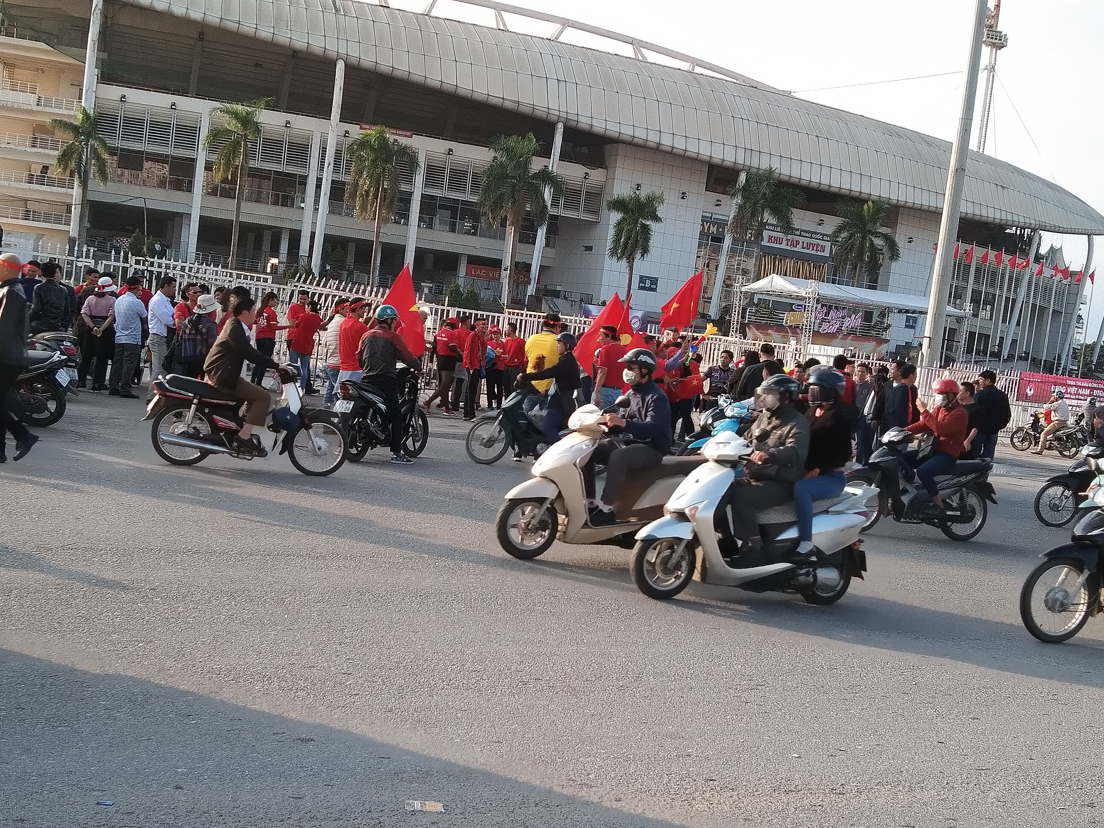 SVĐ quốc gia Mỹ Đình náo nhiệt trước trận đấu giữa Việt Nam và Thái Lan