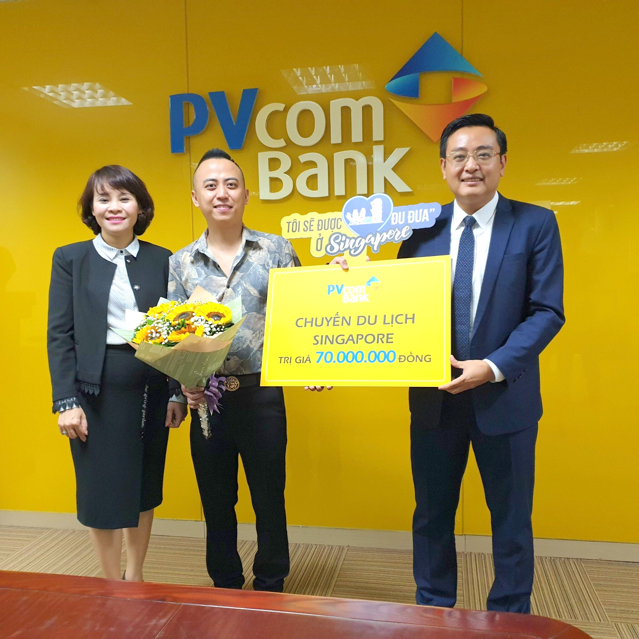 PVcomBank trao tặng chuyến du lịch Singapore cho khách hàng