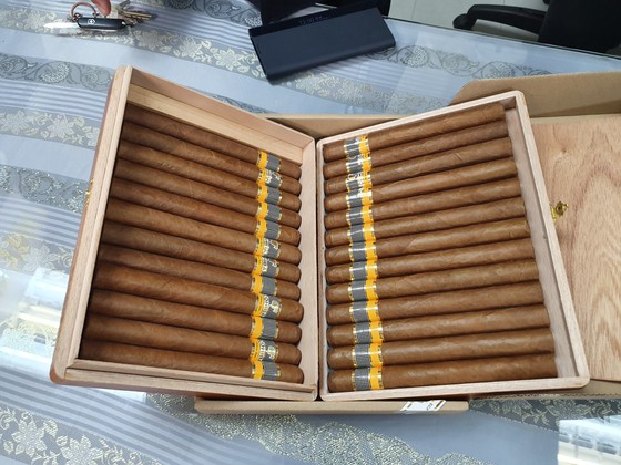 Tạm giữ lô hàng xì gà số lượng lớn qua sân bay quốc tế Tân Sơn Nhất