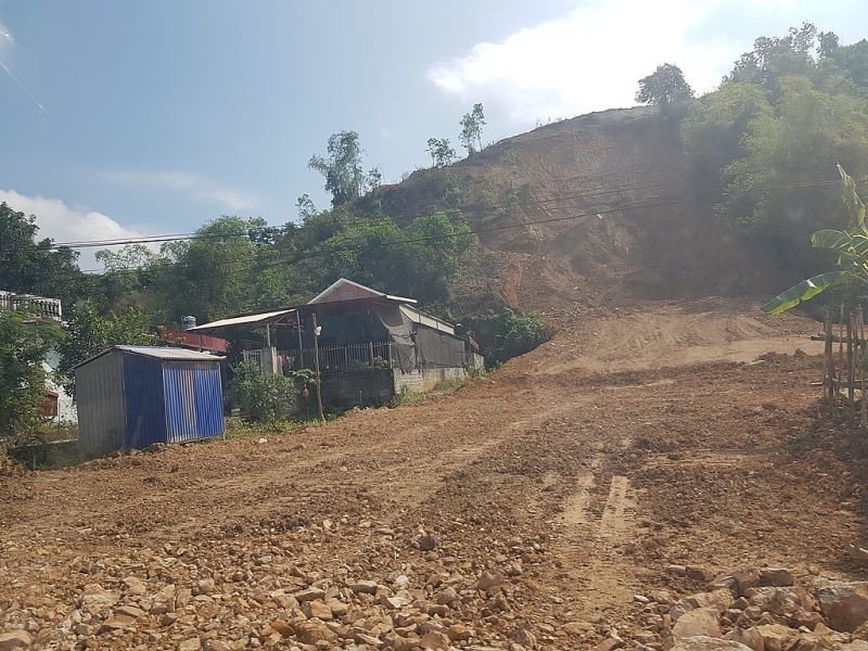 Hòa Bình Công trình Nhà máy nước sạch Xuân Mai chưa hoàn thiện hồ sơ pháp lý đã thi công làm nứt nhà dân