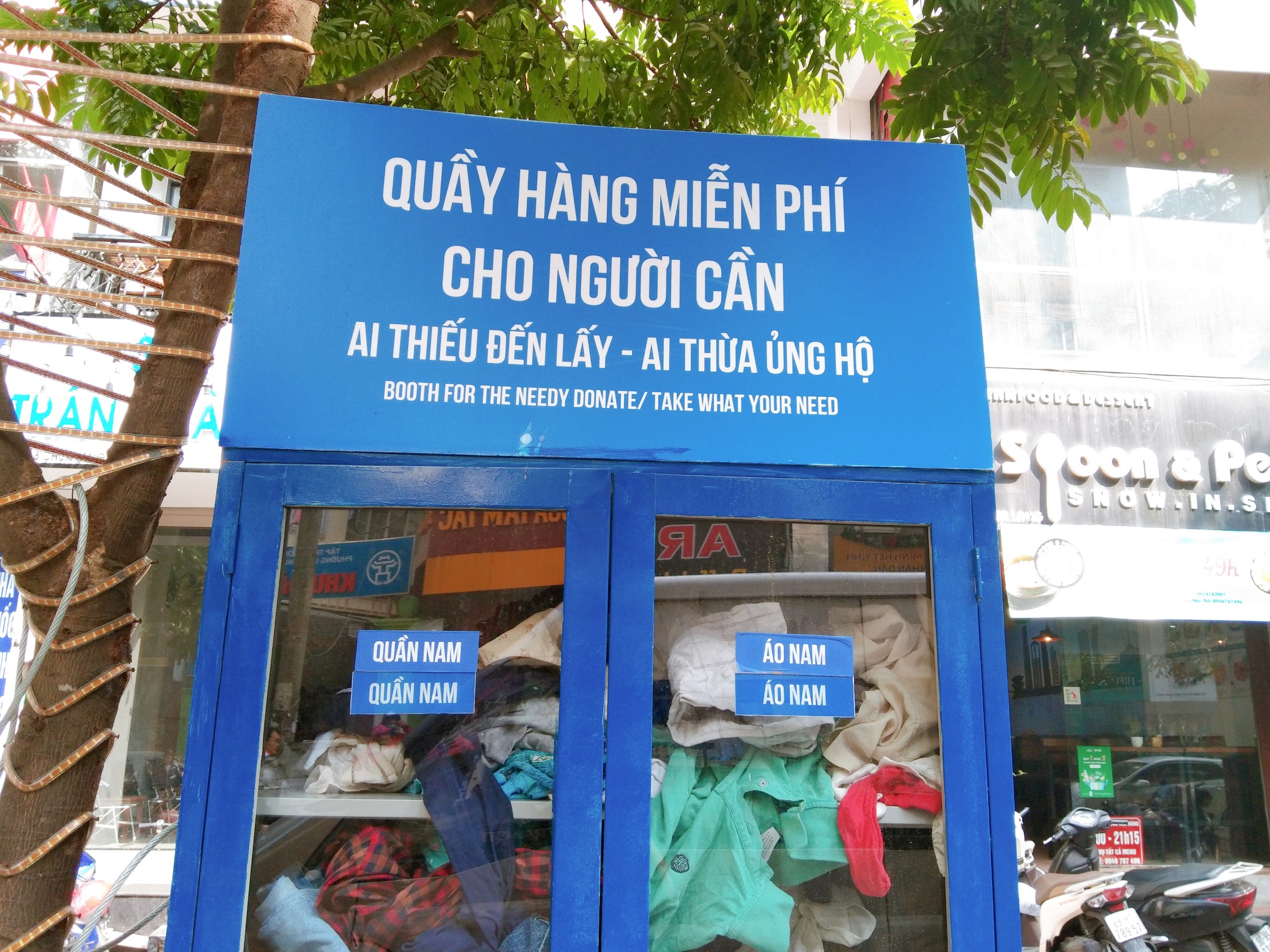 Hà Nội: Những chiếc tủ quần áo từ thiện đong đầy tình thương