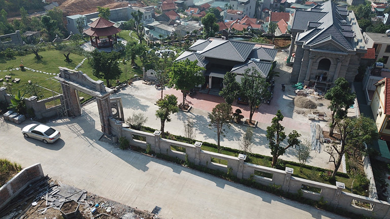 Ồ ạt đốn rừng xây biệt thự trái phép ở Hạ Long