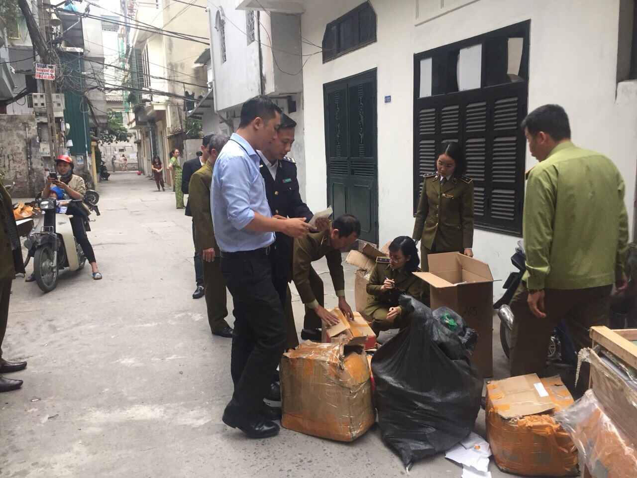 Hà Nội Phát hiện cơ sở cắt mác Trung Quốc, dán nhãn Chanel và Gucci