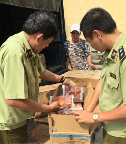 Tạm giữ hơn 5.400 gói bánh bông lan Trung Quốc không có hóa đơn chứng từ