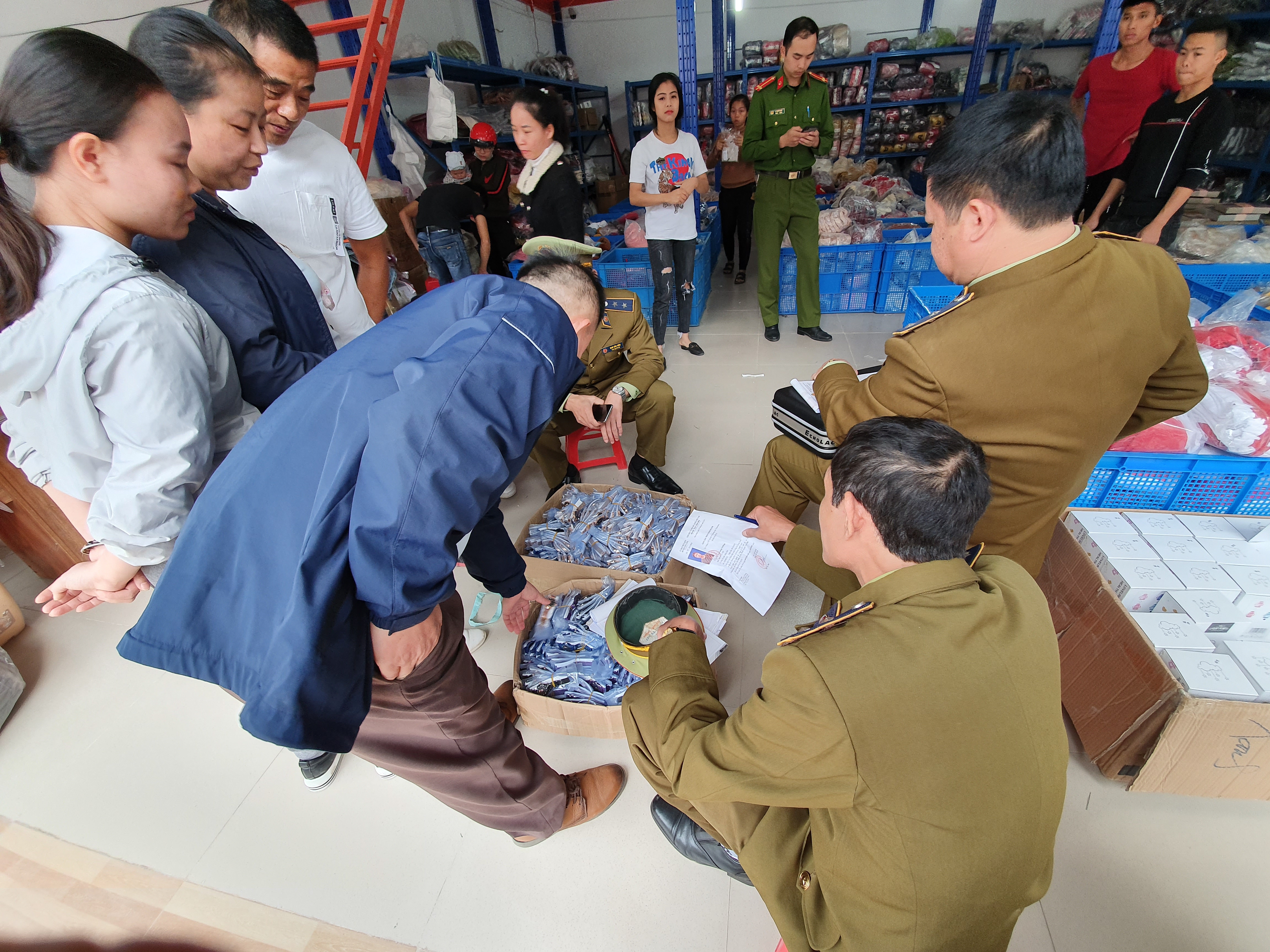 Lạng Sơn Tạm giữ gần 1.000 đồng hồ đeo tay nữ có dấu hiệu giả mạo nhãn hiệu Dior