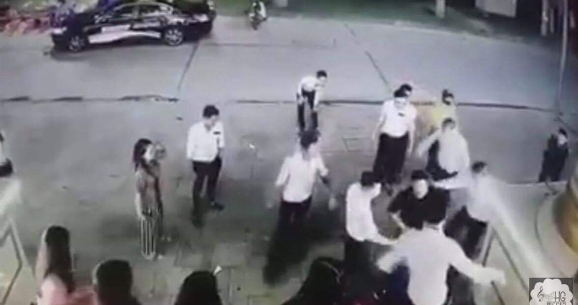 Quảng Ninh Hàng chục nhân viên quán Karaoke Louvre đánh hội đồng khách hát