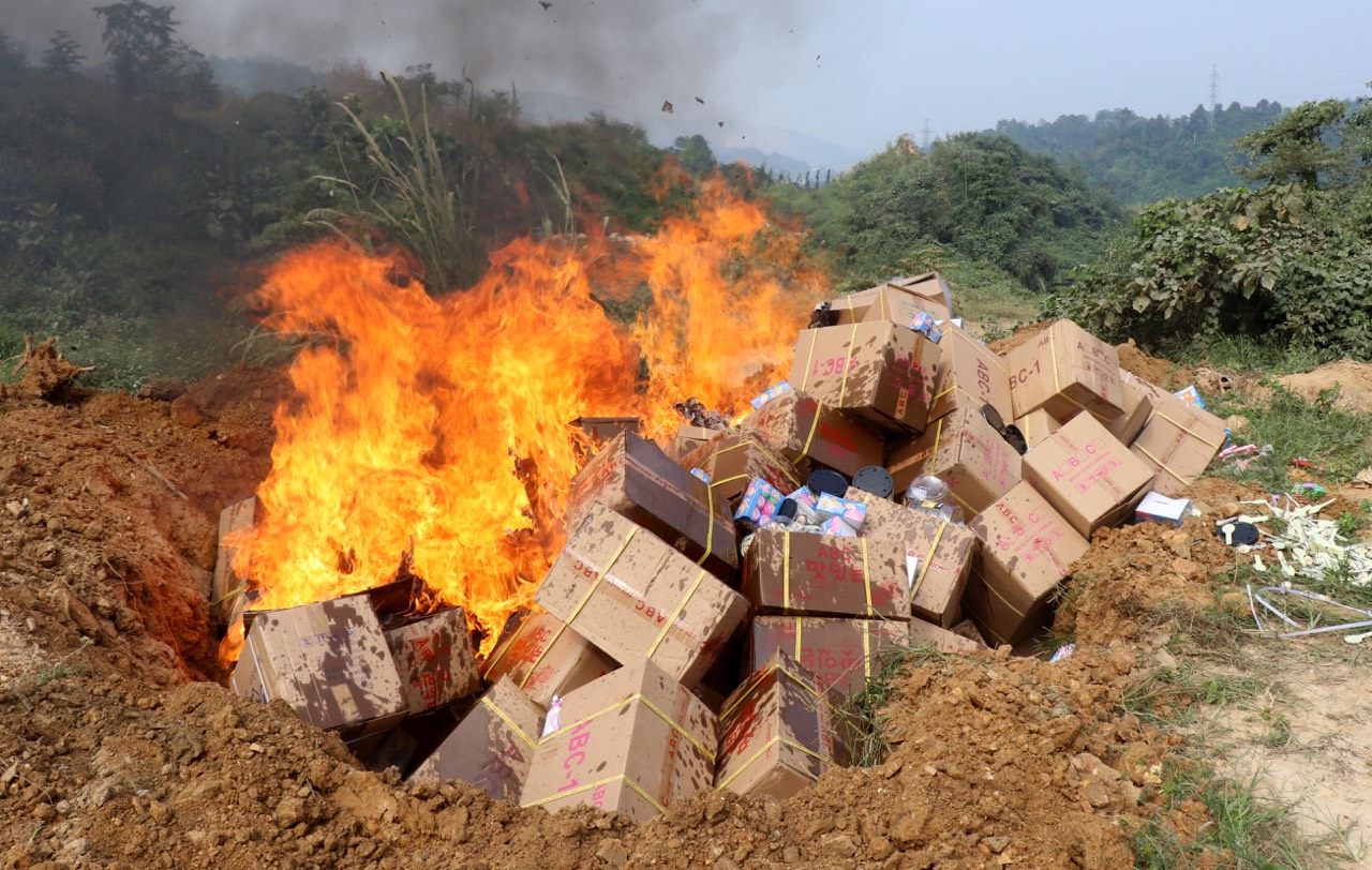 Lào Cai Tiêu hủy trên 8,5 tấn bánh kẹo, đồ chơi trẻ em nhập lậu