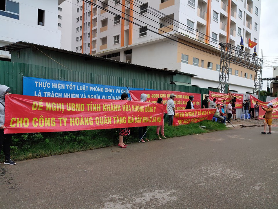 Cư dân nhà ở xã hội Hoàng Quân Nha Trang căng băng rôn đòi nhà sau 8 lần chủ đầu tư thất hứa bàn giao