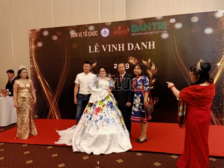 Hàng trăm danh xưng được “bán” trong buổi “vinh danh” chui