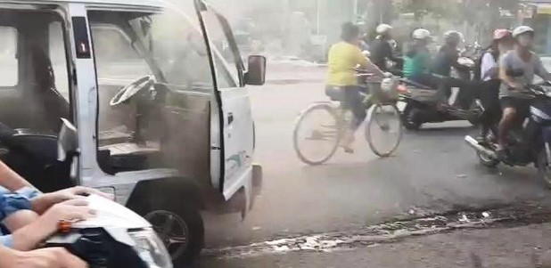Học sinh hoảng loạn khi xe ô tô đưa đón bất ngờ bốc khói mù mịt