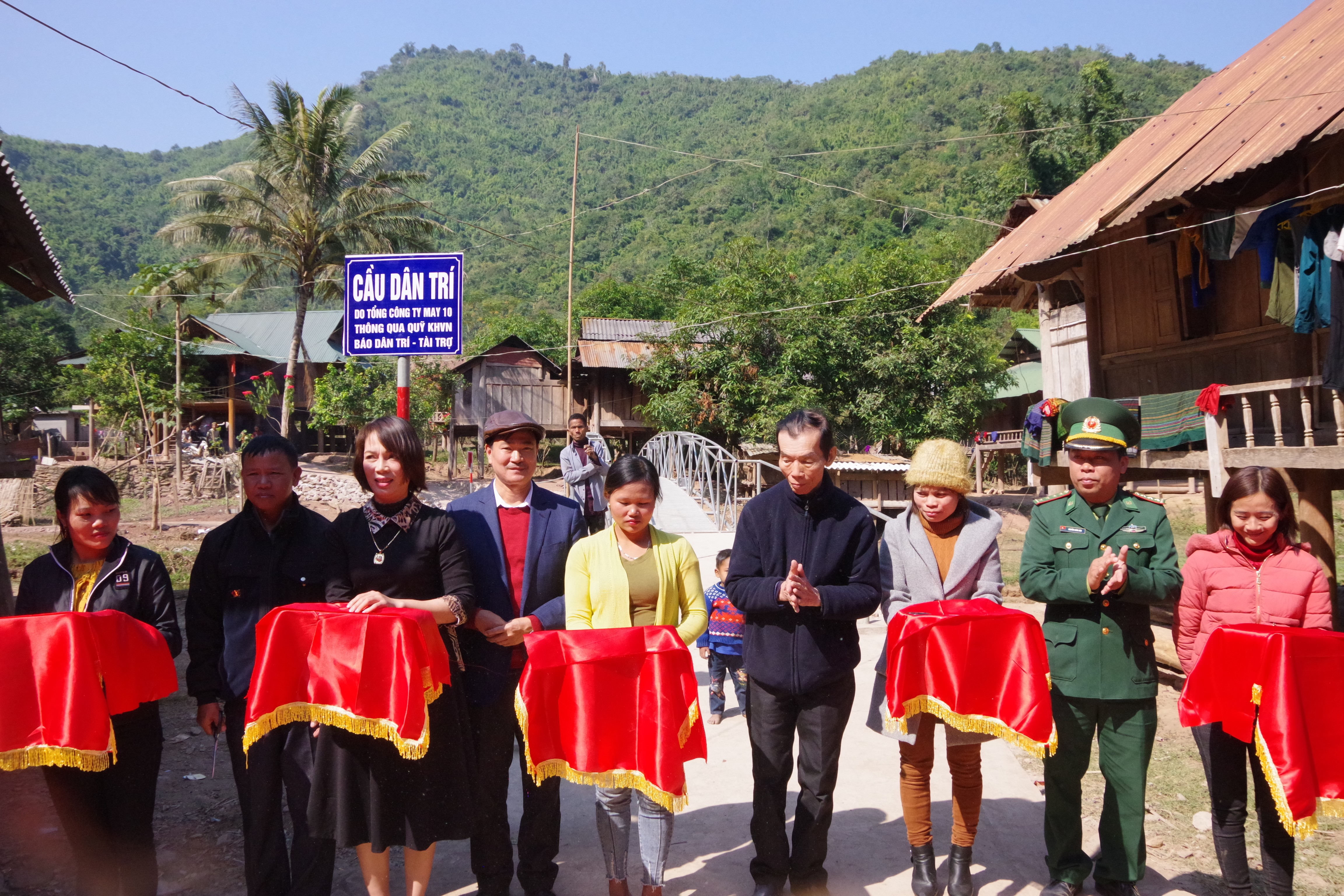 Khánh thành cầu Dân Trí tại bản Na Kho