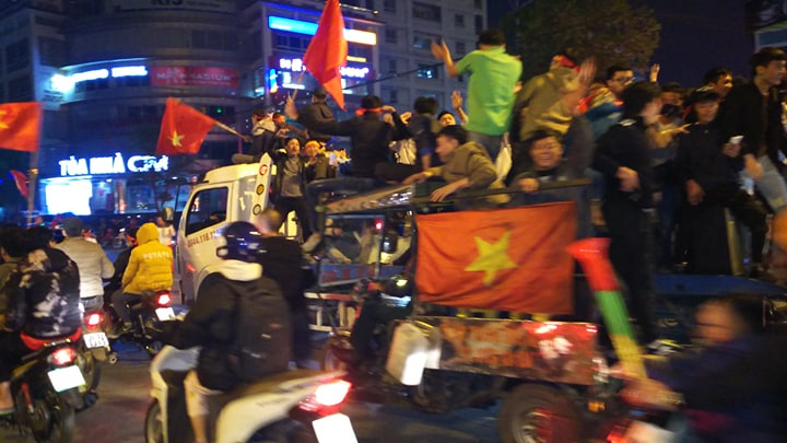 Triệu con tim mừng chiến thắng đội tuyển U22 Việt Nam, xua tan đêm đông giá rét gió sông Hồng