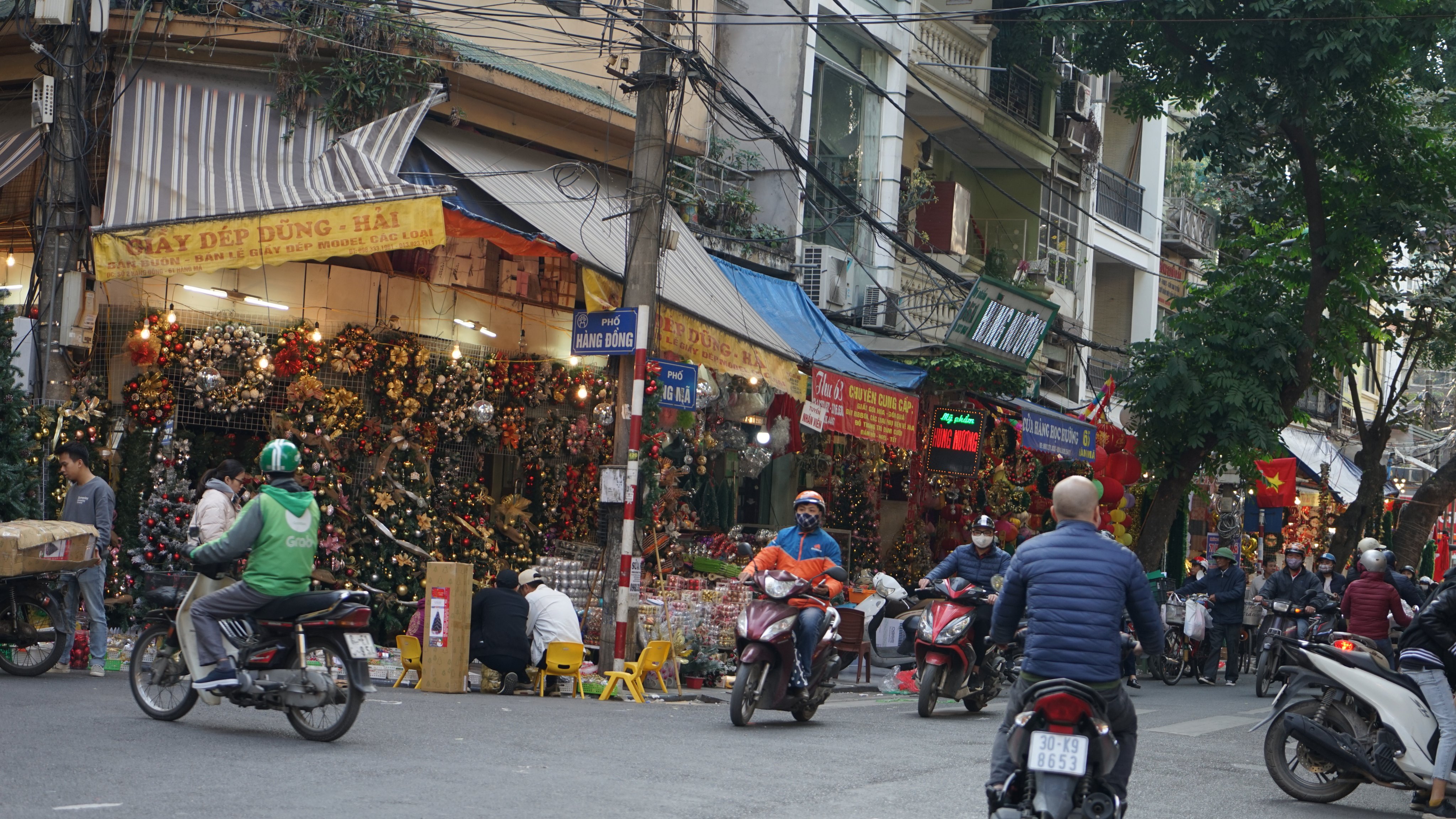 Thị trường quà tặng, trang trí Giáng sinh phủ kín phố Hàng Mã