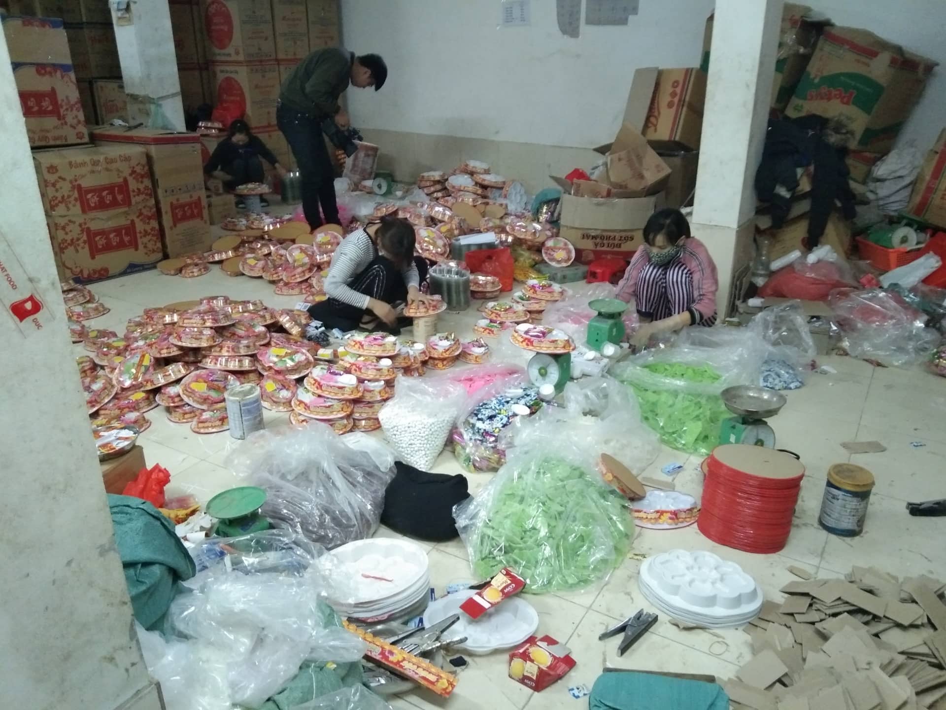 Bắt giữ hơn 2.000 hộp bánh, mứt Tết không đảm bảo ATTP tại “thủ phủ hàng nhái La Phù