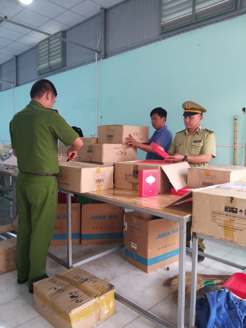 Bình Dương Phát hiện kho mỹ phẩm nhập lậu “đội lốt” xưởng may mặc