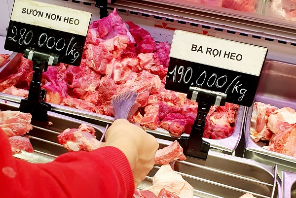 Giá cả thị trường hôm nay 1612 Thịt heo lập đỉnh, siêu thị khuyến mãi thịt gia cầm, hải sản hút người tiêu dùng