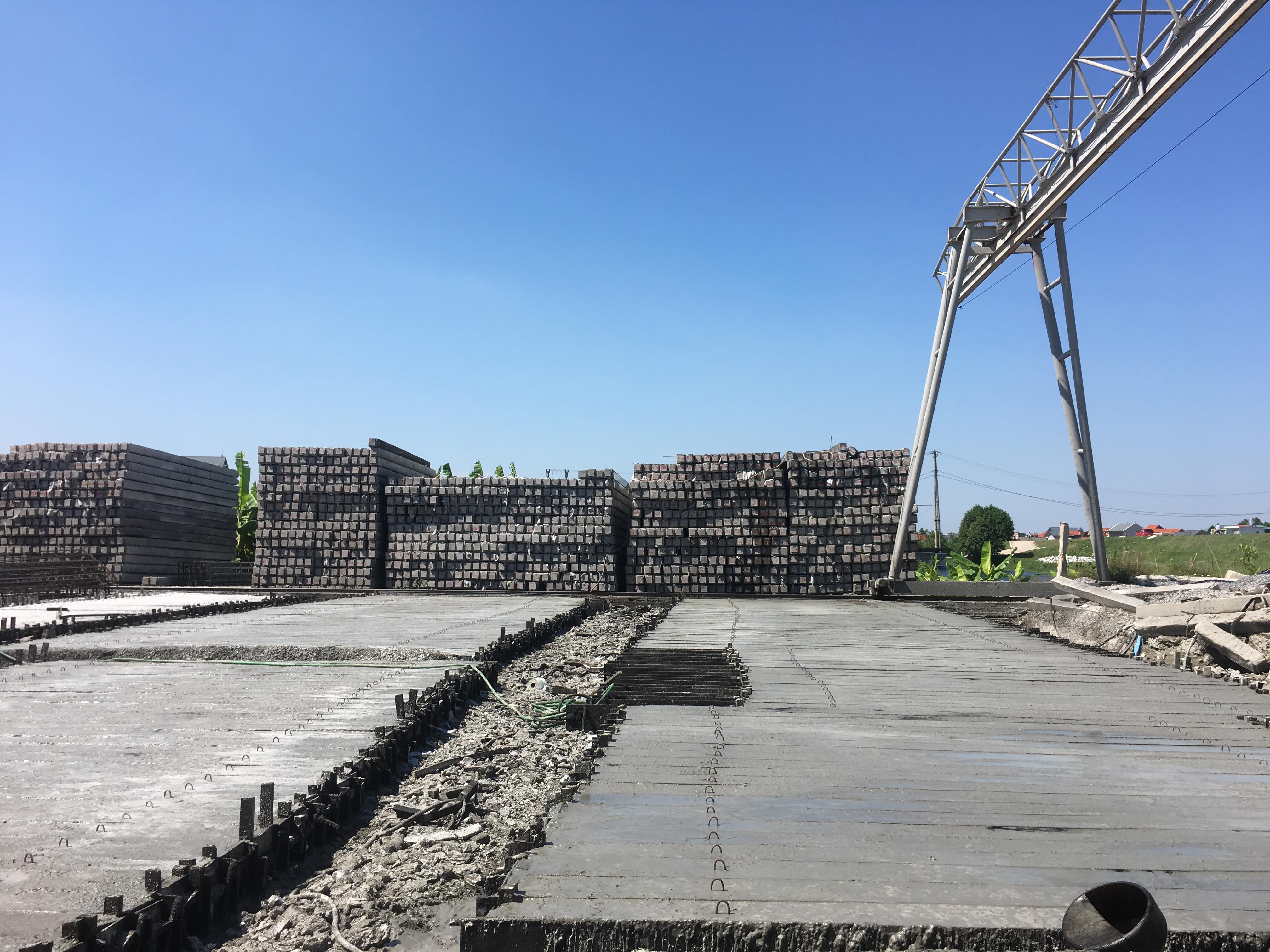 Mê Linh - Hà Nội Chính quyền “bất lực” trước trạm trộn bê tông hoạt động không phép, vi phạm hành lang đê điều của Công ty TNHH Anh Sáng